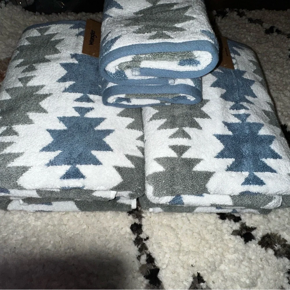 NEW Wrangler Bath Towels White with Sage and Blue Aztec Design 4 Bath & 2 Hand